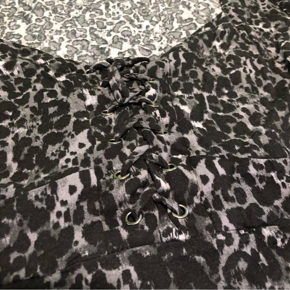 Torrid Black Grey Leopard Print Stretch Flare Sleeveless Top Womens Size 1 - Picture 2 of 8